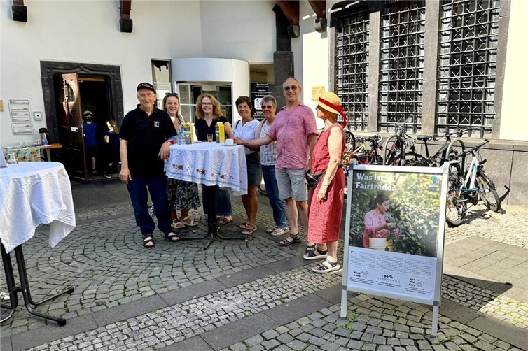 Trotz der Hitze: gute Stimmung und Gespräche beim fairen Frühstück vor dem Andernacher Rathaus
