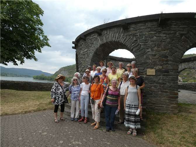 Trotz der Hitze hatten sich zahlreiche Frauen zum Meditativen Abendspaziergang versammelt.  Foto: privat