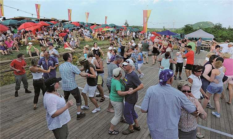 Trotz der Hitze wurde ausgiebig das Tanzbein geschwungen.