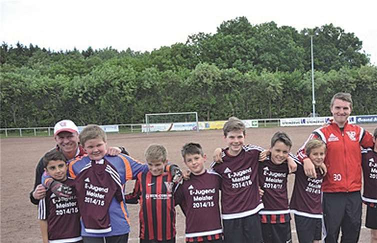 Trotz der Niederlage ins Swisttal freuen sich die Jungs aus Rheinbach und ihre Betreuer riesig über die gewonnene Meisterschaft. privat