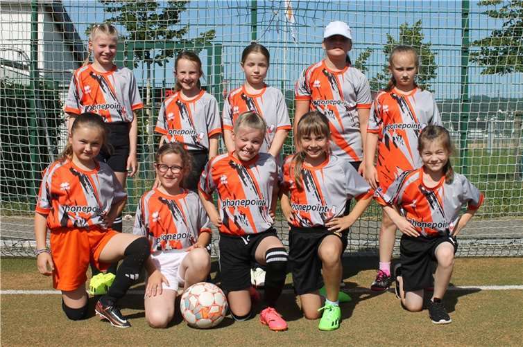 Trotz der Niederlagen waren die Mädels glücklich, schließlich stand man erstmals im Trikot und als Mannschaft auf dem Spielfeld.  Foto: SV Kripp/Marc Göttlicher