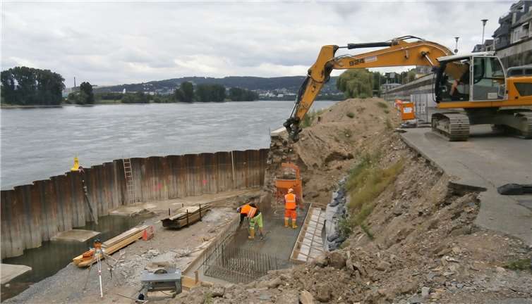 Trotz der Probleme mit der Kaimauer-Sanierung stehen die Arbeiten vorm Deich nicht still. Foto: privat