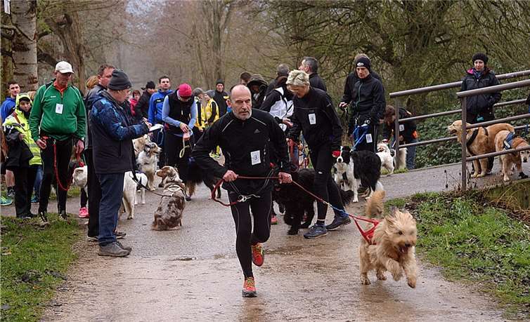 Trotz der Schlammschlacht hatten Vierbeiner und Herrchen viel Spaß. RÜ