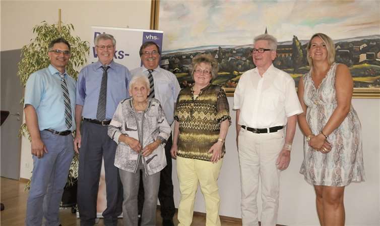 Trotz der Verabschiedung, herrschte bei den Verantwortlichen eine gute Stimmung. (v.l.n.r.): Ortsbürgermeister Willi Anheier, Karl Heinz Scheuren, Bürgermeister Klaus Bell, Marlies Spurzem (ehemalige Gemeindeangestellte), Doris Scheuren, Bodo Unger (ehem. Ortsbürgermeister)Dr.Kraemer