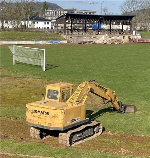 Trotz der aktuellen Kernsanierung der Tribüne (es entstehen 353 Sitzplätze, Fertigstellung voraussichtlich im August, Kosten bis zu 400.000 Euro) sind andere, essenzielle Bestandteile des Stadions in Andernach nach eingehender Prüfung nur bedingt erstklassig. Foto: SG99 Andernach/Bodo Heinemann