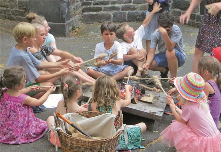 Trotz der großen Hitze war das Stockbrotbacken bei den kleinen Besuchern sehr beliebt. privat