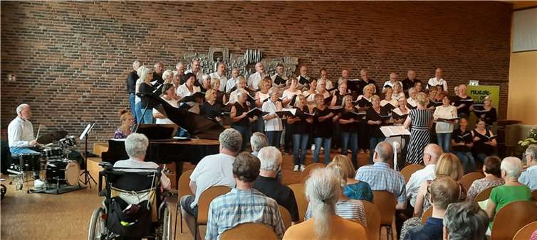 Trotz der heißen Temperaturen lieferte der Chor mit seinem Gesang ab.  Foto: Folklore-Chor Montabaur