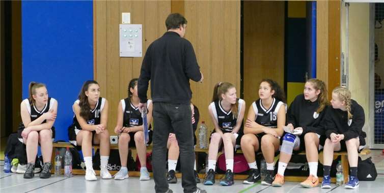 Trotz der mahnende Worte des Trainers verschliefen die Mädchen den Start.privat