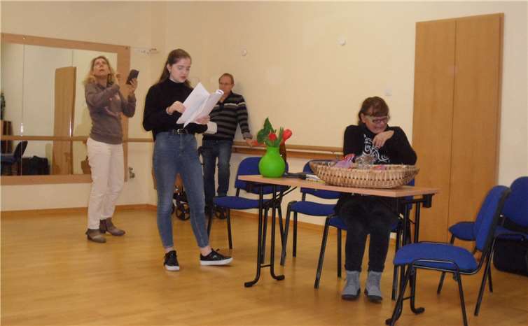 Trotz der parallel laufenden Vorbereitungen auf Karneval wird bei der Lätitia eifrig geprobt, schließlich soll bei der Premiere von „Der Winzer-Clan“ Ende März alles wie am Schnürchen laufen. Fotos: IT