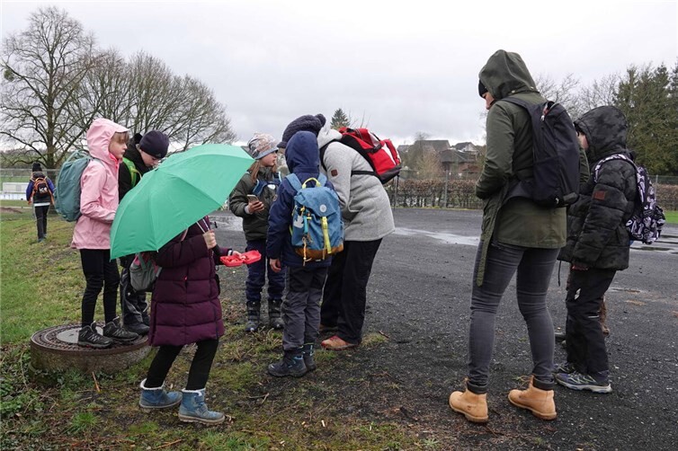 Trotz der schlechten Wetterbedingungen hatten die Kinder Spaß am Fotografieren.
