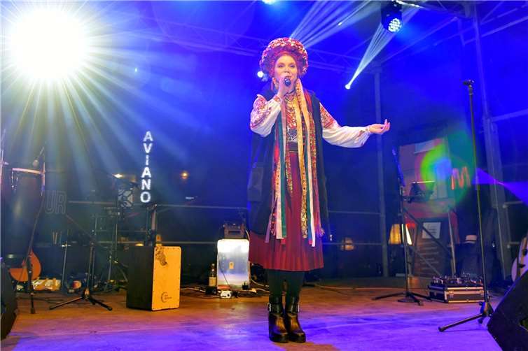 Trotz der schwierigen Situation in Ihrer Heimatunterstützte die ukrainischen Sängerin Katerina Chalova,die Benefizveranstaltung für die von der Flut betroffenenWinzer im Ahrtal „A(hr)denauer Weinfests“ durch ihren Auftritt.