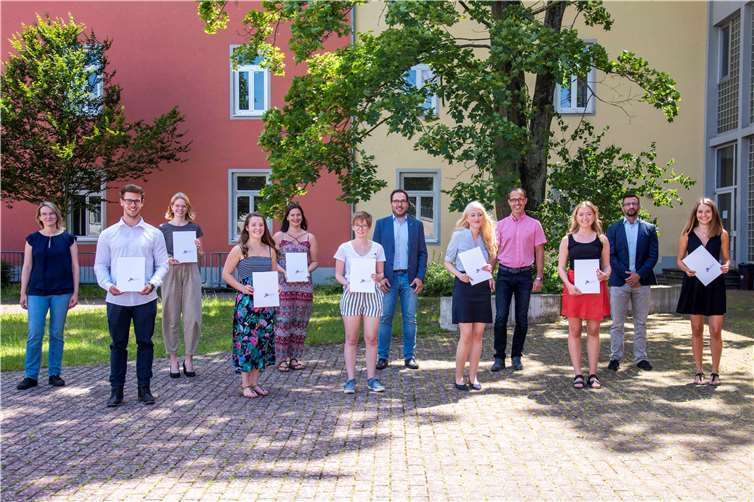 Trotz der schwierigen Zeit haben es sich der Schulleiter Carsten Müller, der stellvertretende Schulleiter Klaus Etzkorn, der Leiter des beruflichen Gymnasiums Michael Wagner und die Lehrerin für Chemie und Mathematik Ariane Reinecke, nicht nehmen lassen unter den geltenden Hygienevorschriften die Jahrgangsbesten, die sozial Engagierten und die Schüler_innen mit besonderen Auszeichnungen persönlich zu ehren.Quelle: Julius-Wegeler-Schule