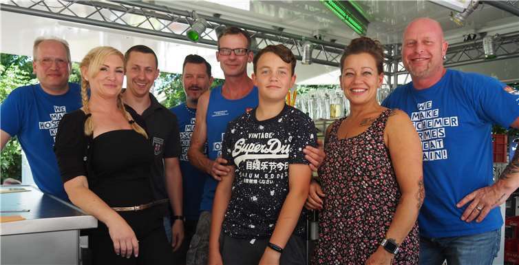 Trotz der sommerlichen Temperaturen fandenviele die Zeit für ein gutes nachbarschaftliches Miteinander. Fotos: HH