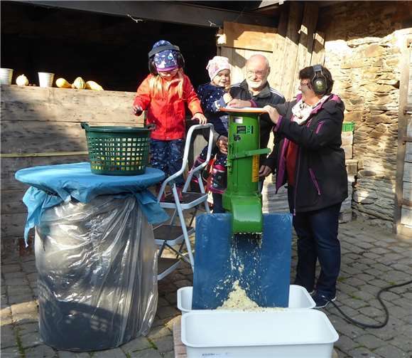 Trotz der wenigen Äpfel in diesem Jahr fand der Apple Kids Day im Hof von Andrea Schütz und Birgit Klein wieder als rundum gelungene Aktion für Kinder mit ihren Familien statt.Foto: privat