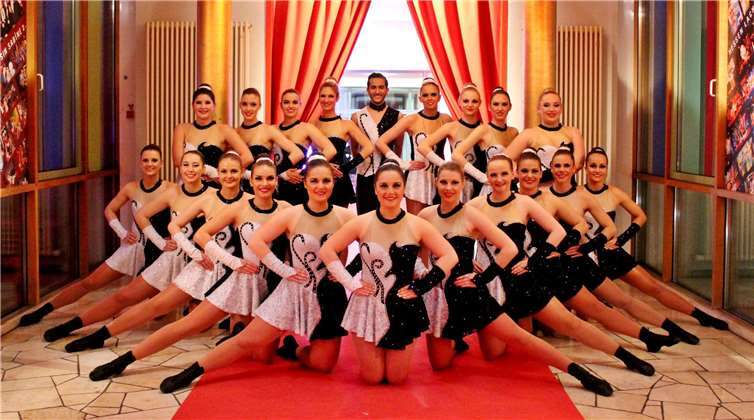 Trotz der widrigen Wetterbedingungen haben es die Tänzer, Trainer und Betreuer nach Frankfurt geschafft. privat