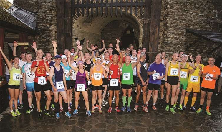 Trotz der widrigen Wetterbedingungen waren alle Teilnehmer ohne Blessuren im Innenhof der Ehrenburg angekommen.