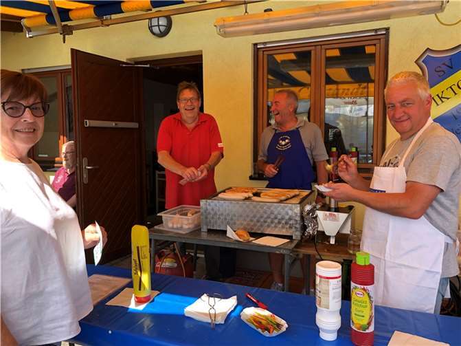 Trotz des Andrangs gab es gut gelaunte Helfer am Wurststand.