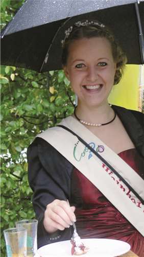 Trotz des Regens ließ sich Pfirsich-Blütenfee Anabell ihren Kuchen gut gelaunt schmecken.