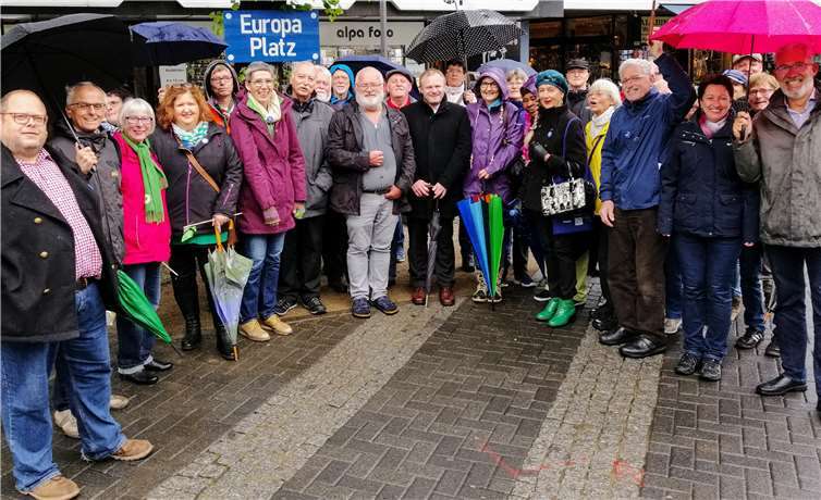 Trotz des Regens nahmen zahlreiche Menschen an der Demonstration teil. Foto: privat