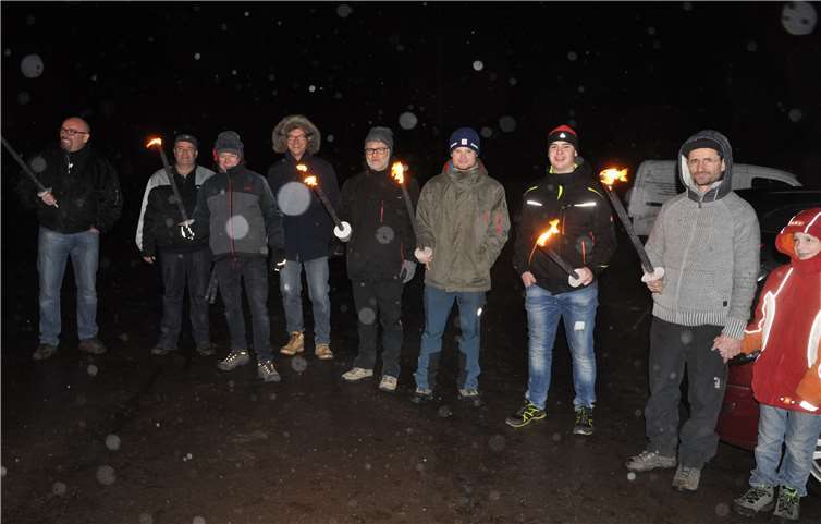 Trotz des Regens trafen sich Männer aus Kruft und Nickenich zur Fackelwanderung rund um den Waldsee. Bernd Schlaus