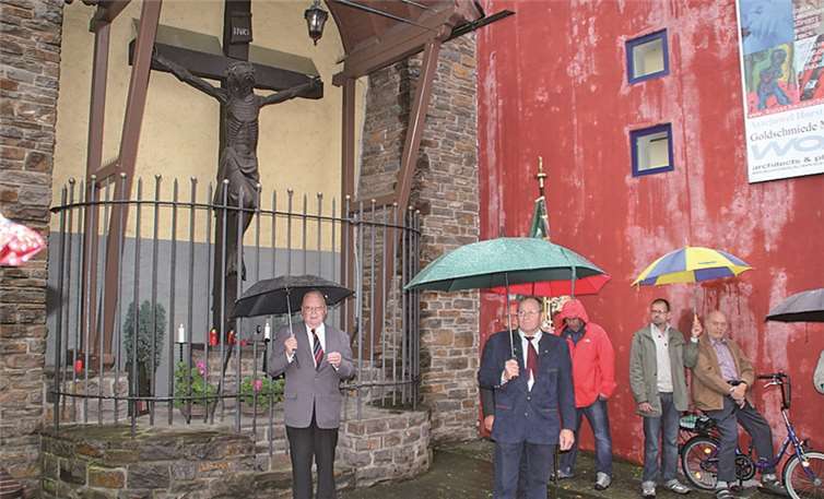 Trotz des Regenwetters konnte Amtmann Hans-Josef Fuchs zahlreiche Nachbarn zum Fest der Kreuzerhöhung begrüßen. privat