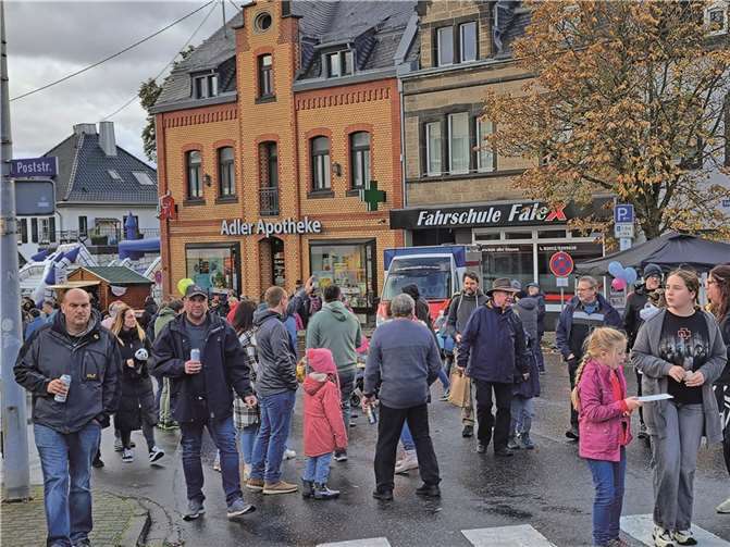 Trotz des Wechsels von Sonne, Wind und Regen strömten die Besucher nach Mendig zum Bratapfelsonntag.