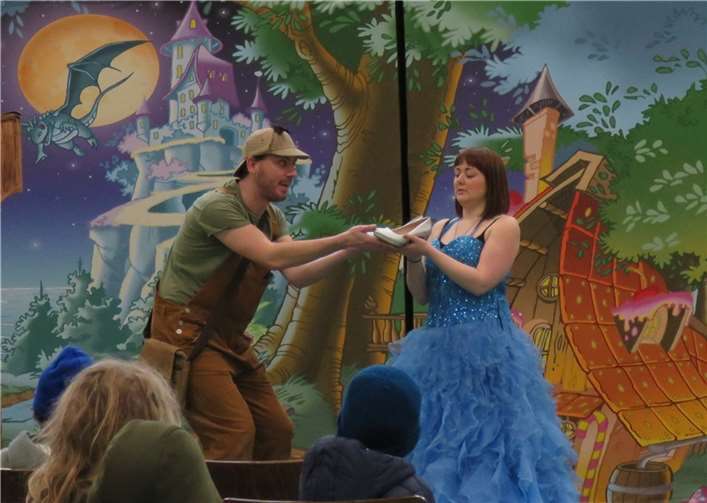 Trotz des anfangs für die Kinder ungewohnten Operngesanges der beiden ausgebildeten Opernsänger hatten sie viel Freude an der Aufführung. Fotos: privat