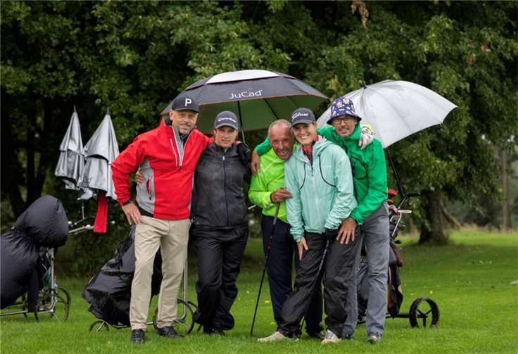 Trotz des anspruchsvollen Wetters waren alle Golferinnen und Golfer hoch motiviert, Geld für einen guten Zweck zu sammeln. Fotos: privat