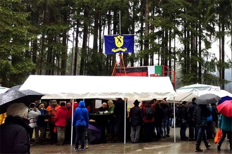 Trotz des bescheidenen Wetters fanden sich viele Besucher an der Thielshütte ein.privat