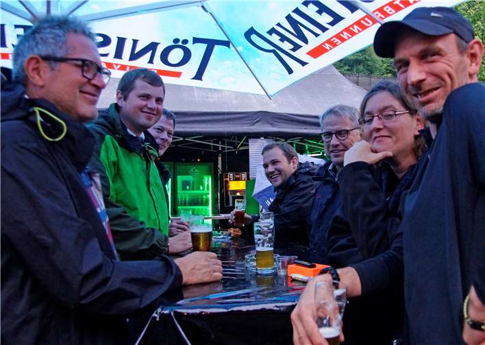 Trotz des etwas verregneten Abends ließen sich die Gäste den Spaß nicht nehmen und probierten die leckeren Biersorten.