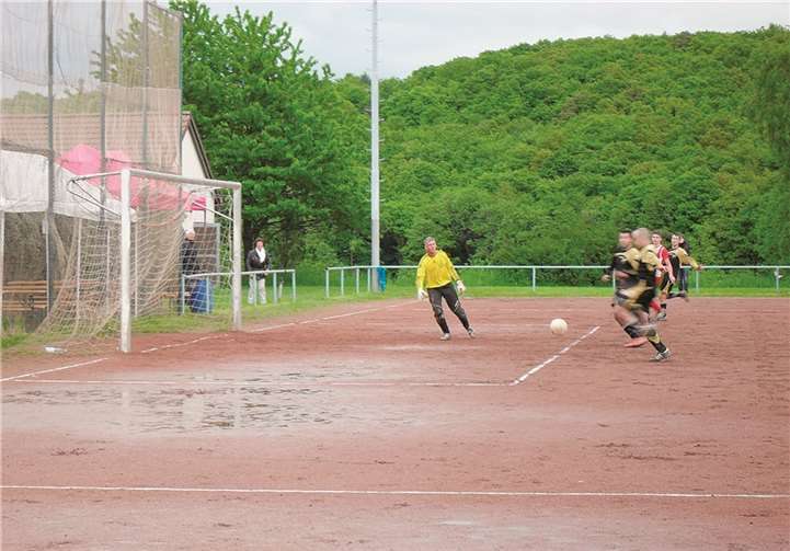 Trotz des feuchten Platzes wurde das Spiel ausgetragen. privat