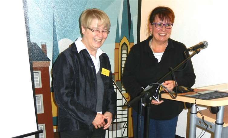 Trotz des gruseligen Themas gab es für Dr. Rita Vollmer (rechts) und Vereinsvorsitzende Dr. Maria Burger etwas zu lachen.privat