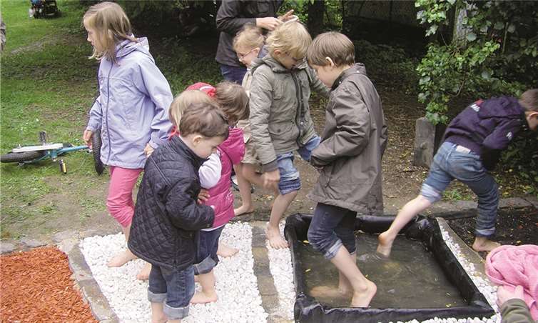 Trotz des kalten Wetters wagten sich die Kinder auf den Barfußpfad. Privat