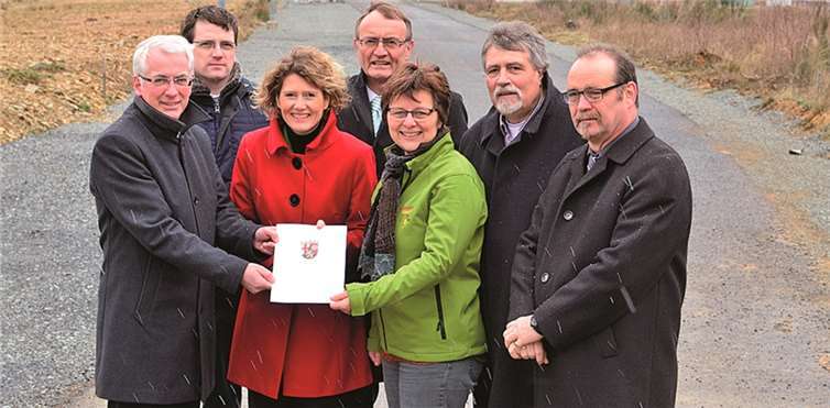 Trotz des kalten Windes, der über die Westerwaldhöhen pfiff, freuten sich die Kommunalpolitiker über den Förderbescheid, den Ministerin Lemke (3.v.l.) überreichte.HEP