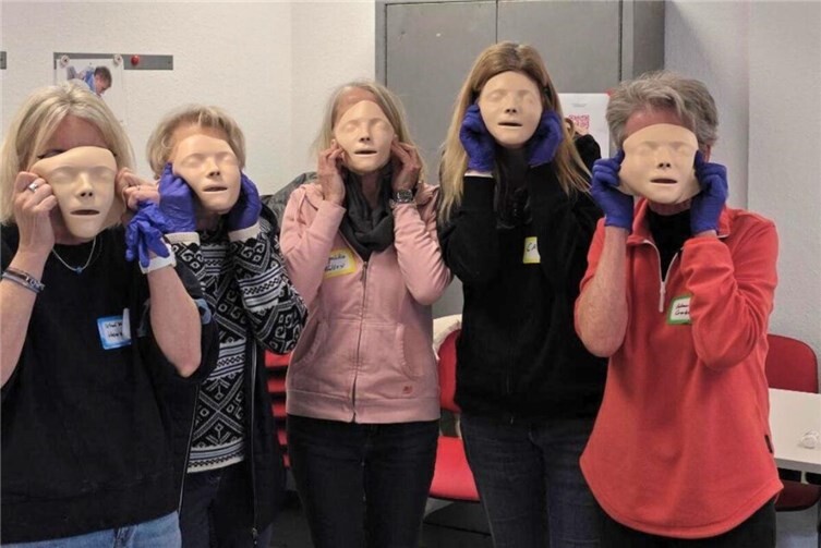 Trotz des lebenswichtigen Themas kam auch der Spaß bei den Übungsleiterinnen nicht zu kurz. Foto: Heike Vogler