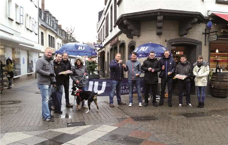 Trotz des regnerischen Wetters machten viele Bürger am Stand der JUler Halt. privat