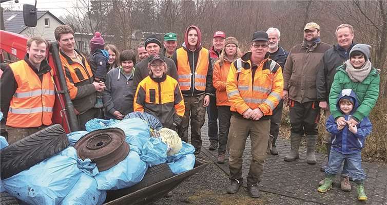 Trotz des schlechten Wetter halfen viele Bürger bei der Müllsammelaktion. Jochen Bülow