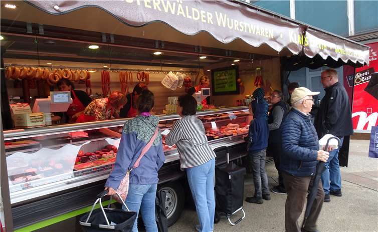 Trotz des schlechten Wetters fanden sich viele Besucher zum Bummeln und Probieren ein. Fotos: WR