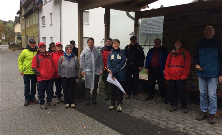 Trotz des schlechten Wetters hatte sich eine Gruppe von insgesamt mehreren Dutzend Personen am Startpunkt der Wanderung eingefunden. Fotos: privat