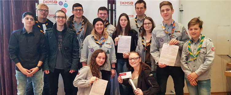 Trotz des schlechten Wetters ließen sich die Pfadfinder nicht beirren, sammelten für die Aktion „Leon will leben“ und spendeten die gesamten Einnahmen an die DKMS.privat