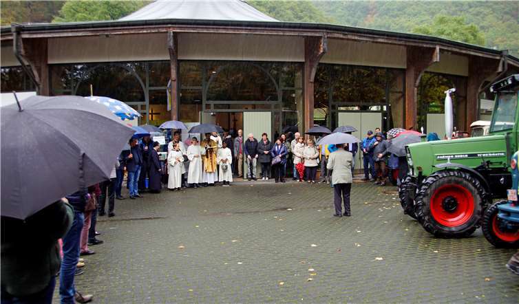 Trotz des schlechten Wetters ließen sich viele der Gottesdienstbesucher die anschließende Segnung der Traktoren nicht entgehen.