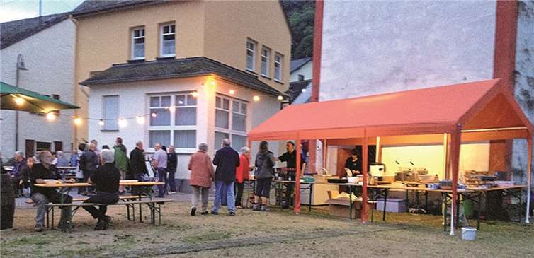 Trotz des schlechten Wetters wanderten ca. 80 Teilnehmer mit bis zum Glockenturm. privat