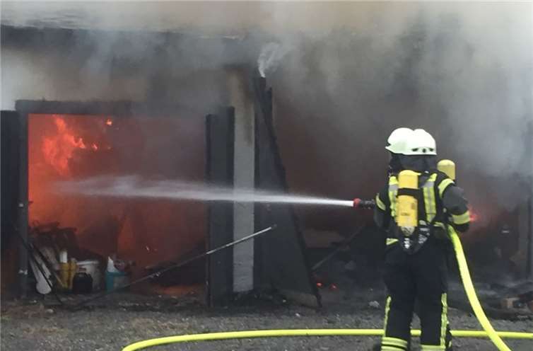 Trotz des schnellen Einsatzes der Feuerwehr brannte das Gebäude völlig aus.