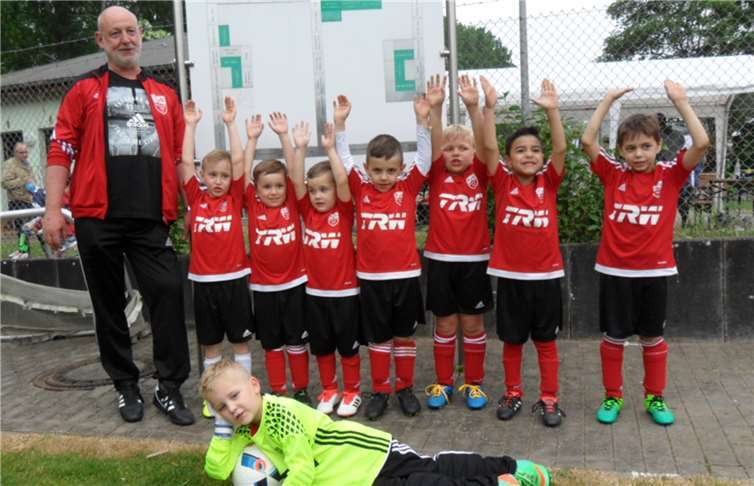 Trotz des starken Regens konntendie Kleinen beweisen, was sie am Ball können.privat