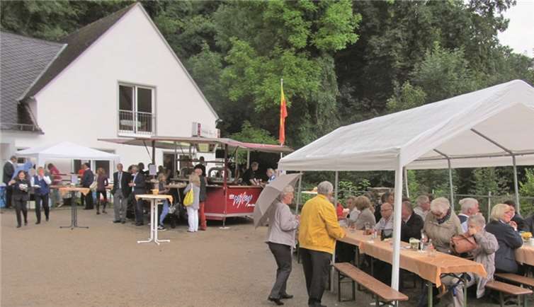 Trotz des teils schlechten Wetters fanden viele Gemeindemitglieder und Gäste den Weg zum Pfarrfest an der Abteikirche. PS