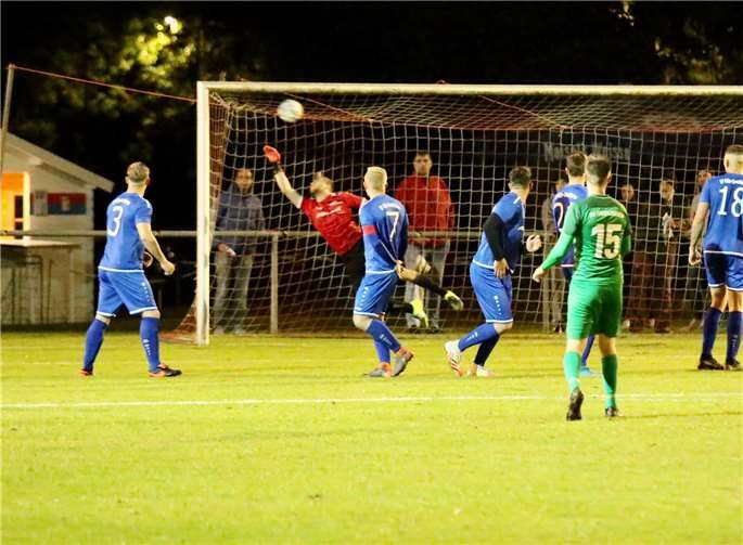 Trotz des tollen Freistoßtors durch Eike Mund reichte es am Schluss nicht für einen Erfolg der ersten Mannschaft.Foto: : Claus Deptalla