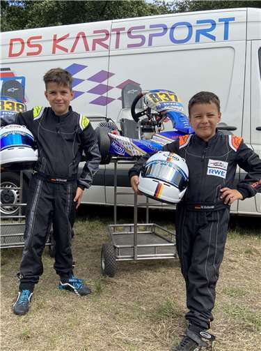 Trotz des zähen Rennverlaufs waren die beiden Nachwuchsfahrer bestens gelaunt. Foto: privat