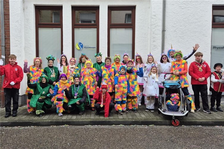 Trotz durchnässter Straßen und zeitweise kräftiger Schauer ließen sich die Möhnen nicht abhalten und zogen närrisch durch die Straßen.