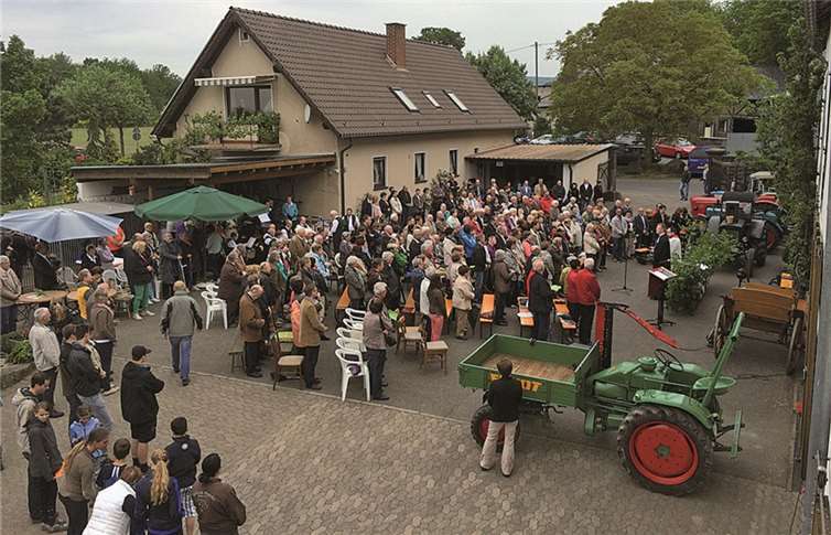Trotz durchwachsenen Wetters fanden über 250 Besucher den Weg auf den Brauerhof.