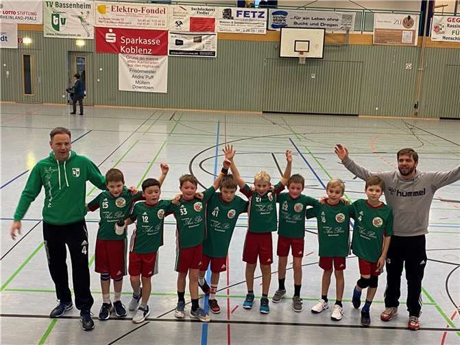 Trotz einer Niederlage mit 3:35 Toren sieht man auf dem Bild jubelnde Kinder. Sie haben Spaß am Spiel, auch wenn sie momentan viel einstecken müssen. Quelle: JSG Welling/Bassenheim